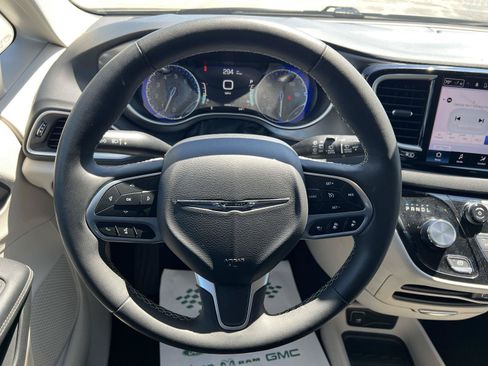 Used 2023 Chrysler Pacifica Touring-L FWD image 19