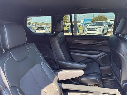 Used 2024 Jeep Grand Cherokee L Altitude image 10