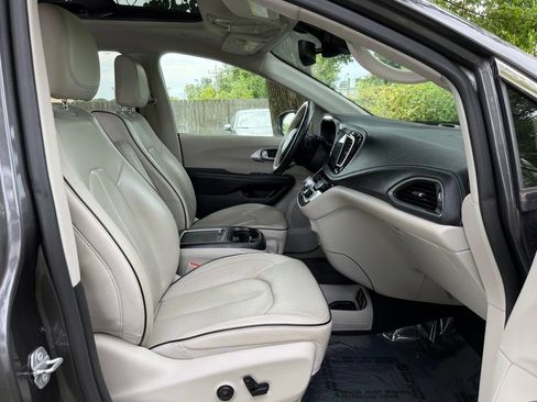 Used 2020 Chrysler Pacifica Limited w/ Advanced Safetytec Group FWD image 27