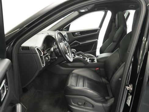 Used 2023 Porsche Cayenne Platinum Edition image 28