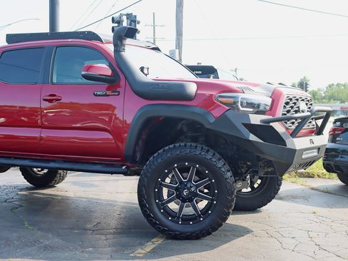 Used 2017 Toyota Tacoma TRD Off-Road AWD/4WD image 3
