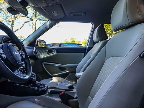 Certified 2023 Kia Soul LX w/ LX Technology Package image 8