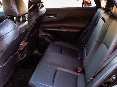 Used 2023 Toyota Venza XLE image 32