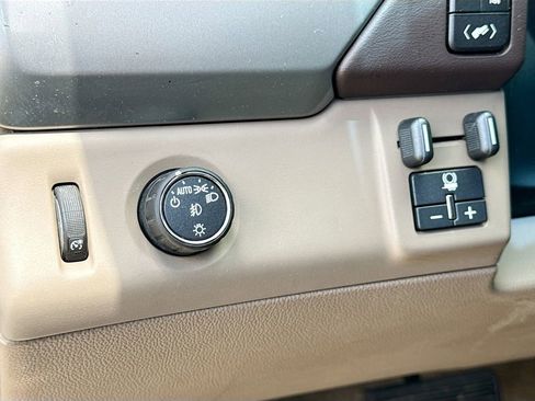 Used 2015 Chevrolet Suburban LT RWD image 11