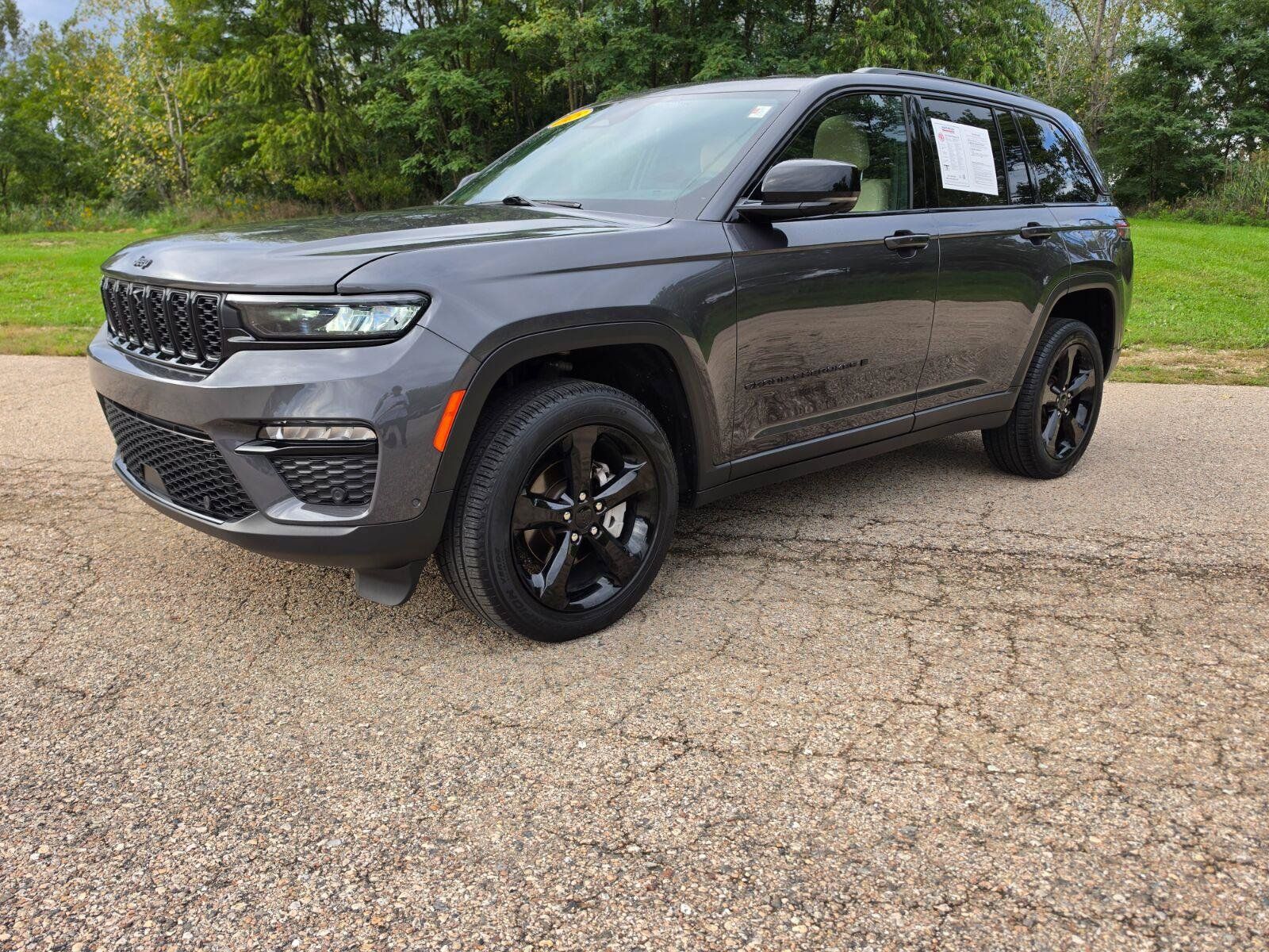 Used 2025 Jeep Grand Cherokee Limited w/ Luxury Tech Group II AWD/4WD image 4
