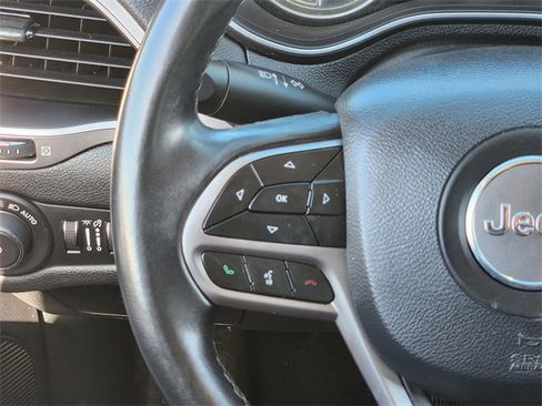 Used 2019 Jeep Cherokee Latitude Plus image 27