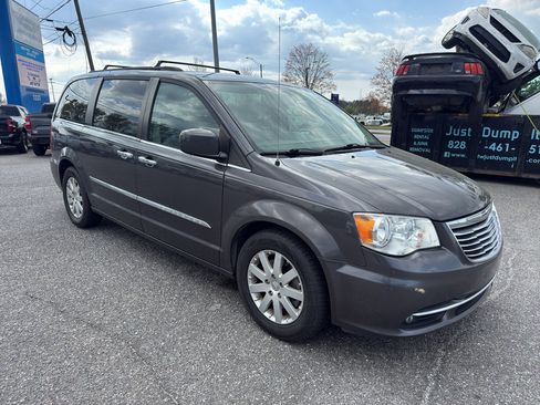 Used 2015 Chrysler Town & Country Touring w/ Driver Convenience Group image 3
