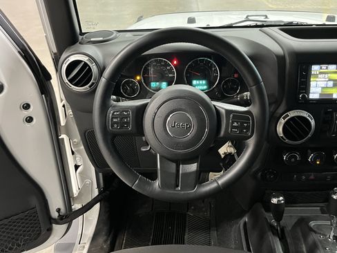 Used 2015 Jeep Wrangler Unlimited Sahara w/ Max Tow Package AWD/4WD image 13