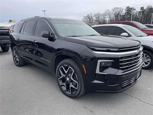 Used 2025 Chevrolet Traverse High Country image 1