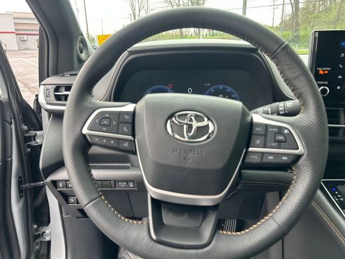 Used 2025 Toyota Sienna XLE Woodland Edition AWD/4WD image 23