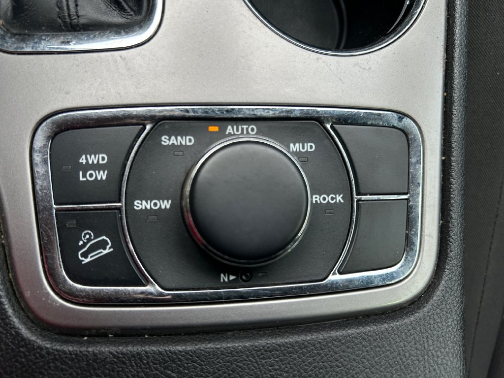 Used 2021 Jeep Grand Cherokee Laredo AWD/4WD image 24