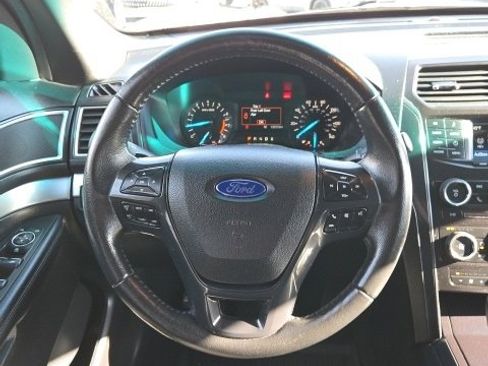Used 2017 Ford Explorer XLT image 24