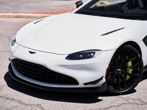 Used 2023 Aston Martin V8 Vantage Roadster image 6
