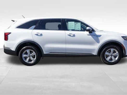 Used 2022 Kia Sorento LX image 2