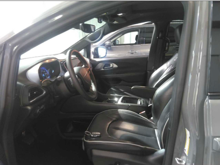Used 2025 Chrysler Pacifica Limited FWD image 5
