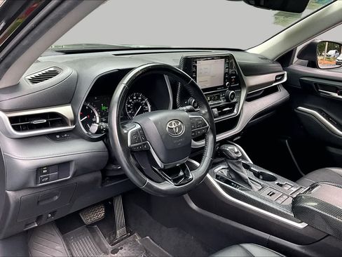 Used 2021 Toyota Highlander XLE AWD/4WD image 18