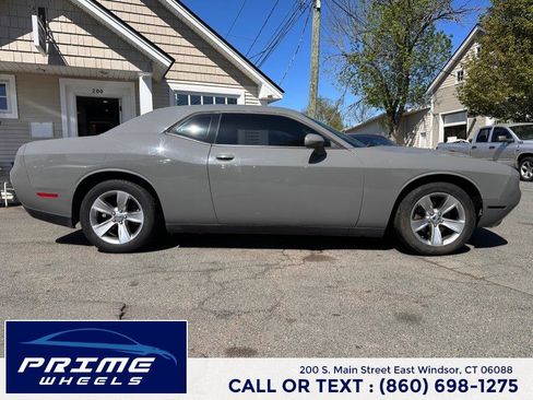 Used 2017 Dodge Challenger SXT RWD image 8