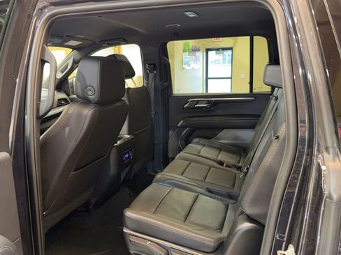 Used 2025 Chevrolet Suburban Z71 image 12