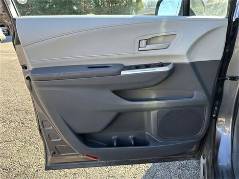 Used 2024 Toyota Sienna LE image 17
