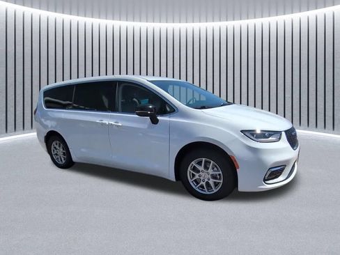 Used 2024 Chrysler Pacifica Touring-L FWD image 17