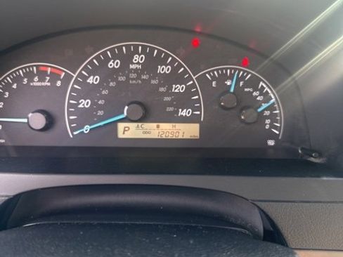 Used 2012 Toyota Camry L image 12