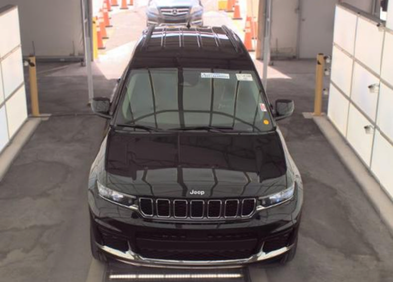 Used 2022 Jeep Grand Cherokee L Laredo w/ Luxury Tech Group I AWD/4WD image 2