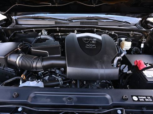 Used 2016 Toyota Tacoma TRD Sport image 31