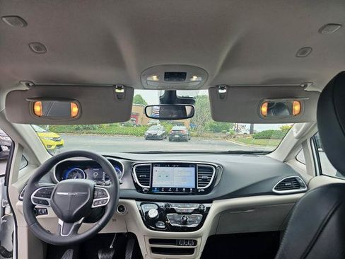 Used 2023 Chrysler Pacifica Touring-L FWD image 51