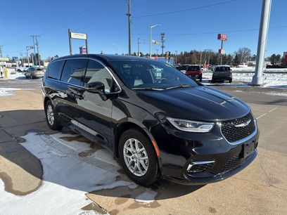 Used 2025 Chrysler Pacifica Select
