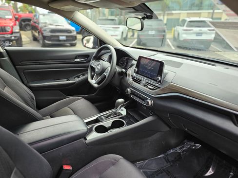 Used 2024 Nissan Altima 2.5 SV FWD image 25