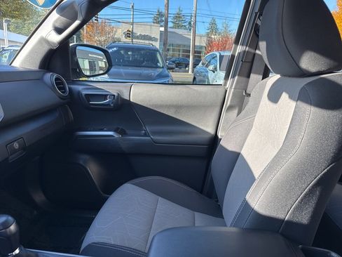 Used 2022 Toyota Tacoma TRD Off-Road image 29