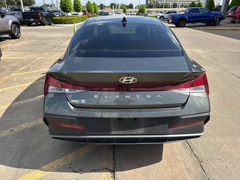Used 2024 Hyundai Elantra SE FWD image 6