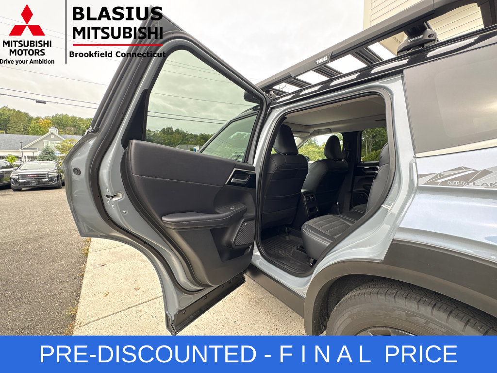 Used 2025 Mitsubishi Outlander AWD image 31