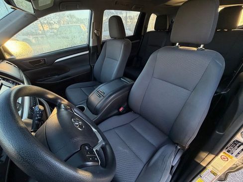 Used 2017 Toyota Highlander LE image 11