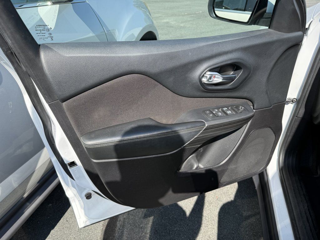 Used 2016 Jeep Cherokee Latitude AWD/4WD image 18
