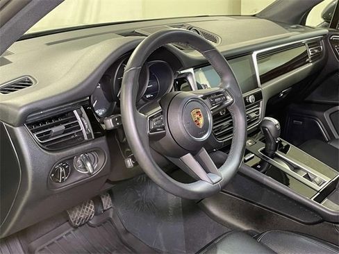 Used 2025 Porsche Macan image 4