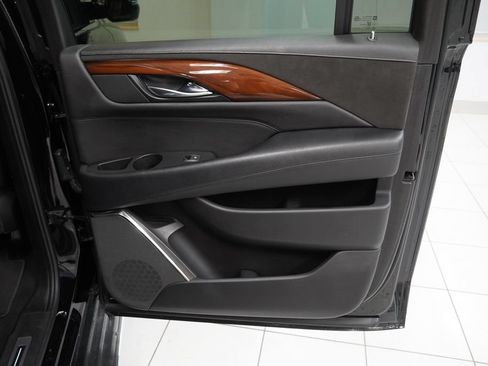 Used 2018 Cadillac Escalade ESV Luxury AWD/4WD image 27