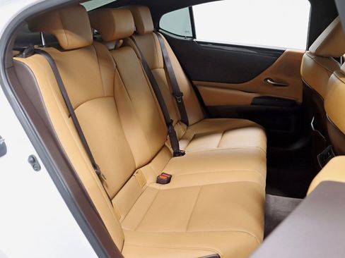 Used 2021 Lexus ES 300h w/ Accessory Package image 27