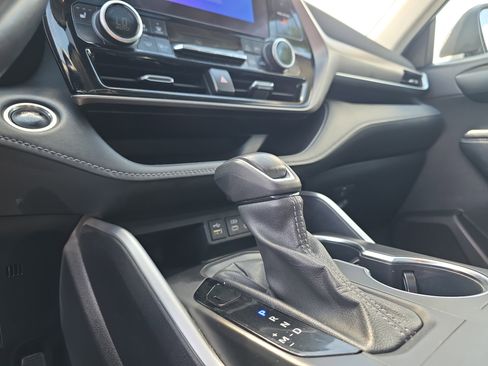 Used 2024 Toyota Highlander XLE image 32