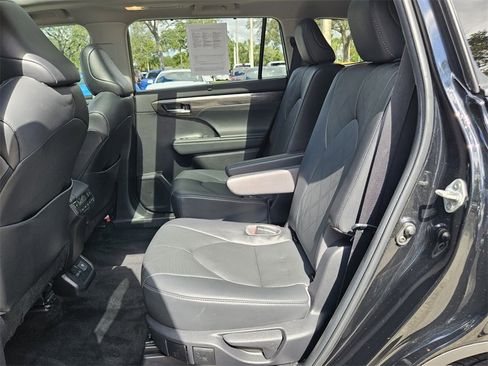 Used 2022 Toyota Highlander Platinum image 5
