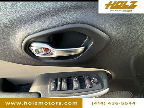 Used 2018 Jeep Cherokee Limited image 22