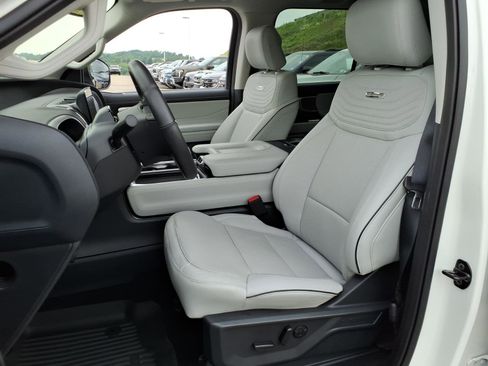 Used 2025 Ford Expedition Platinum w/ Platinum Ultimate Package AWD/4WD image 8