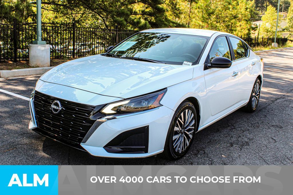 Used 2025 Nissan Altima 2.5 SV FWD image 2