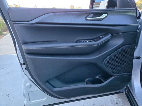 New 2025 Jeep Grand Cherokee Altitude image 22