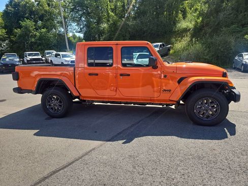New 2025 Jeep Gladiator Sport image 3