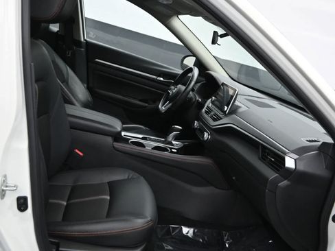 Used 2025 Nissan Altima 2.5 SR FWD image 11