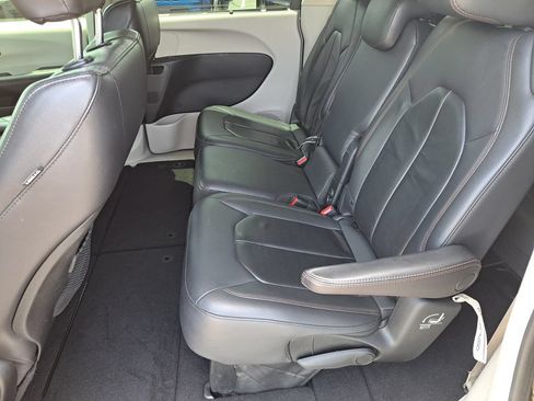 Used 2017 Chrysler Pacifica Touring-L FWD image 25