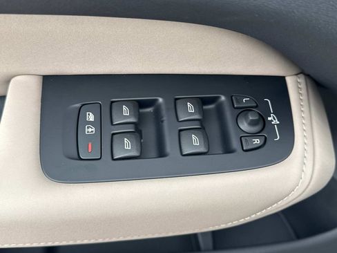 New 2026 Volvo XC60 B5 Plus w/ Climate Package image 18