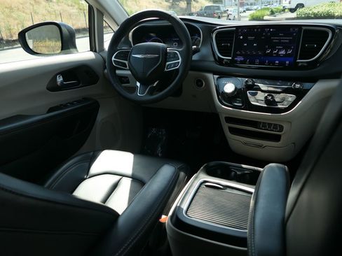 Used 2023 Chrysler Pacifica Touring-L FWD image 25