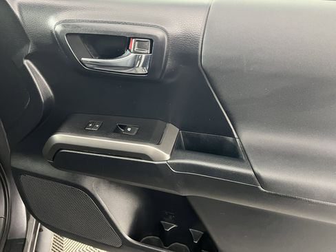 Used 2018 Toyota Tacoma TRD Off-Road image 21